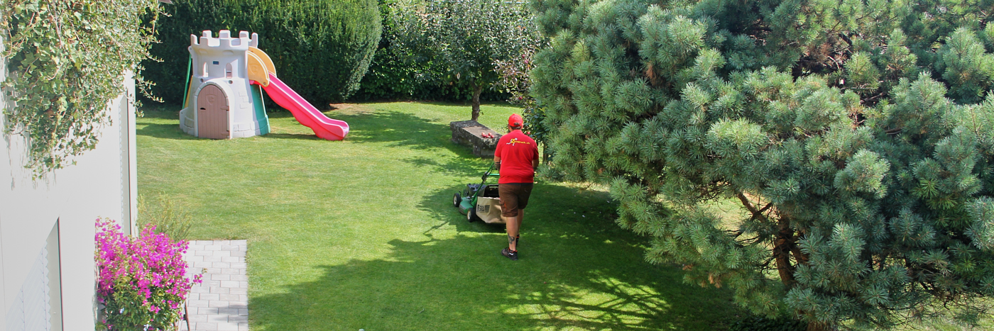 Zeitdruck Mitarbeiter bei der Gartenpflege